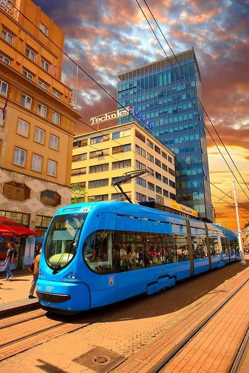 Tramvaj linije 17 na Trgu bana Jelačića
